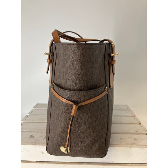 MICHAEL KORS, LARGE BROWN SIGNATURE LEATHER SHOULDER BAG - Picture 4 of 16